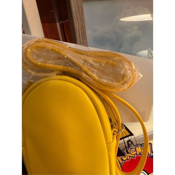 Danielle Nicole Think Geek Pikachu Pokémon Crossbody Bag NWT - Picture 3 of 5
